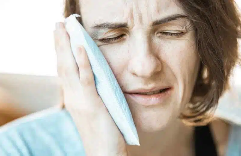 Douleur en haut de la mâchoire près de l’oreille : d’où vient-elle ? France Audition