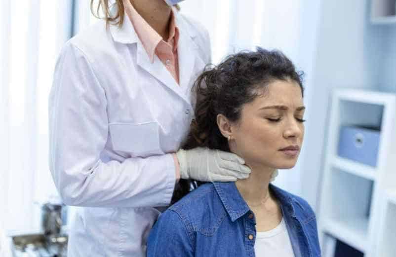 Quand faut-il consulter un médecin en urgence quand on a mal à la gorge et une douleur d'un seul côté ? France Audition