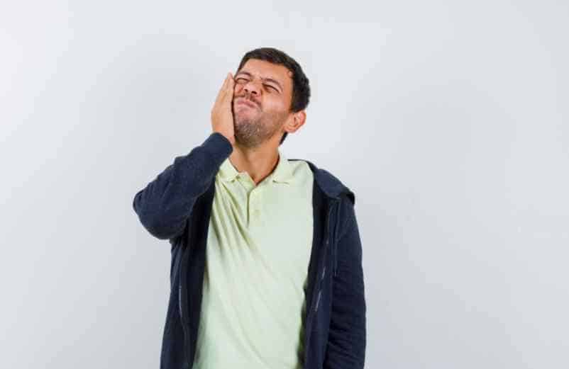 Mal de gorge et oreille d’un seul côté : quel traitement adopter ? France Audition