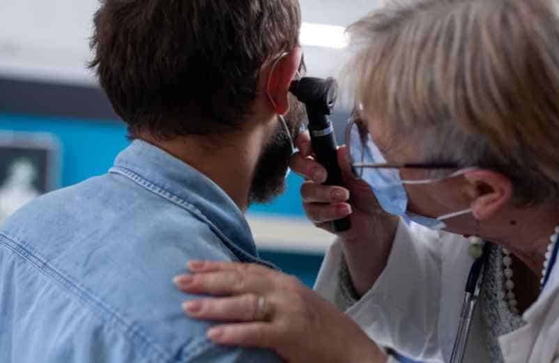 Quand faut-il consulter en urgence pour une oreille qui siffle ? France Audition