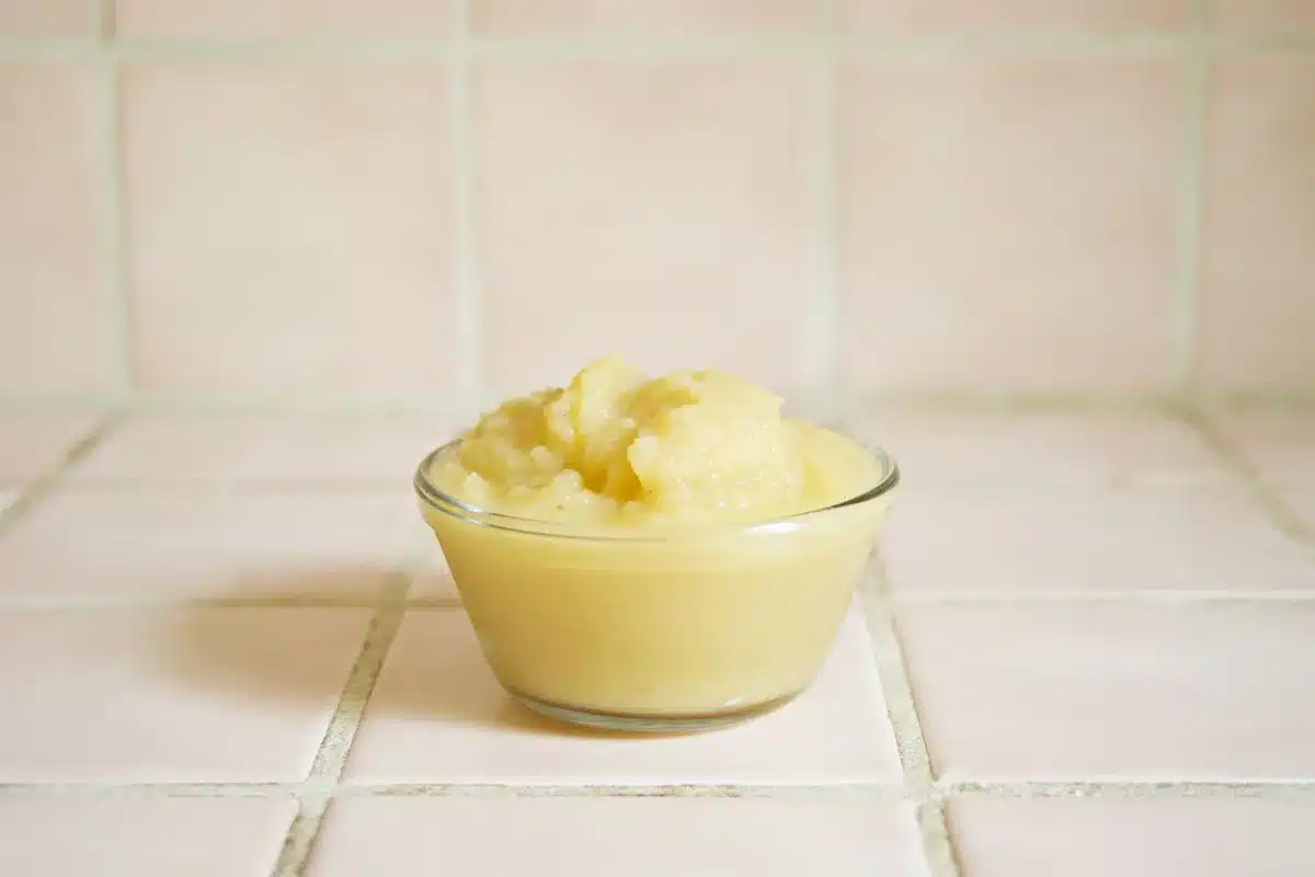 Différentes textures d'aliments progressifs : purées lisses et morceaux mous pour enfant