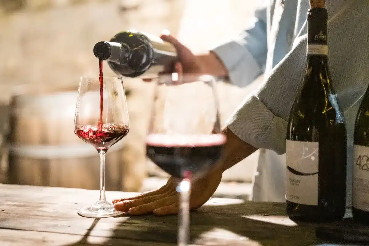 Verre de vin en mouvement pour libérer les arômes lors de la dégustation