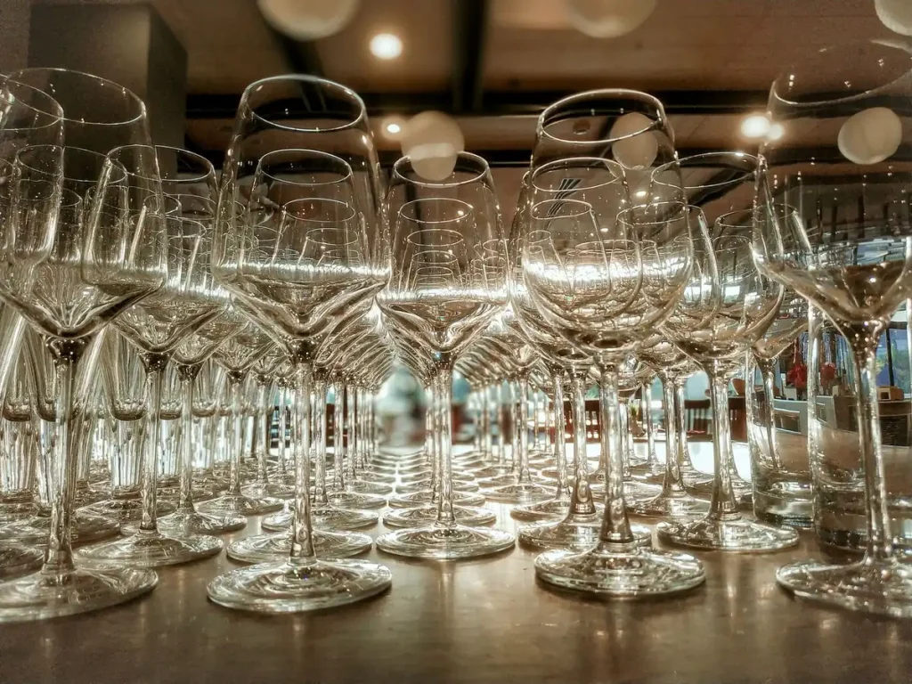 Verre de vin tenu à la lumière pour examiner sa couleur et sa transparence