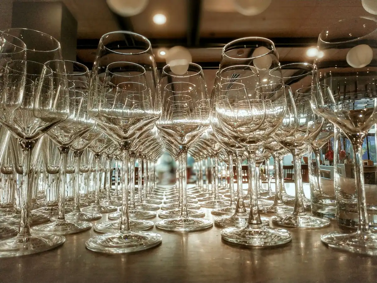 Verre de vin tenu à la lumière pour examiner sa couleur et sa transparence