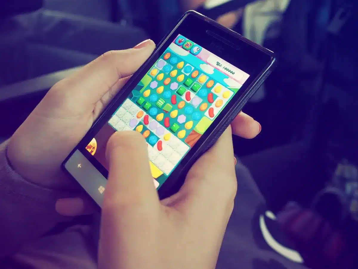 Interface de jeu sur smartphone avec flux vidéo en direct