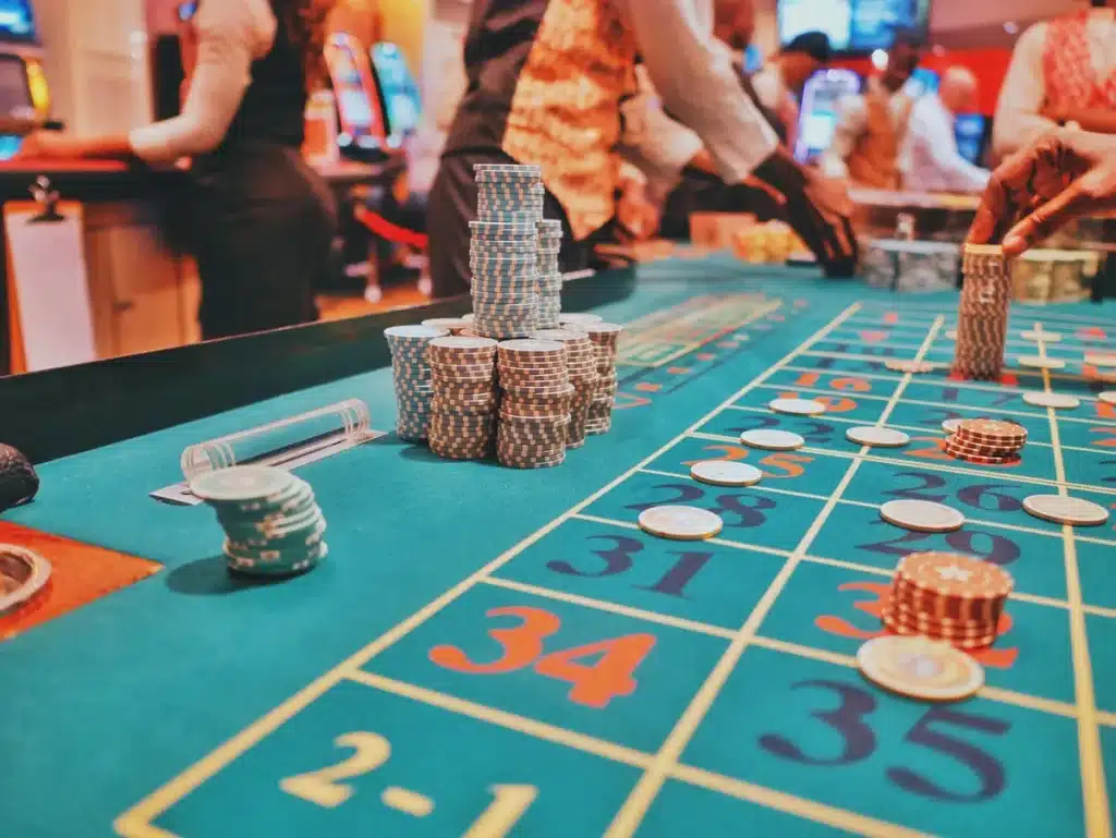 Croupier en direct distribuant des cartes à une table de casino professionnelle