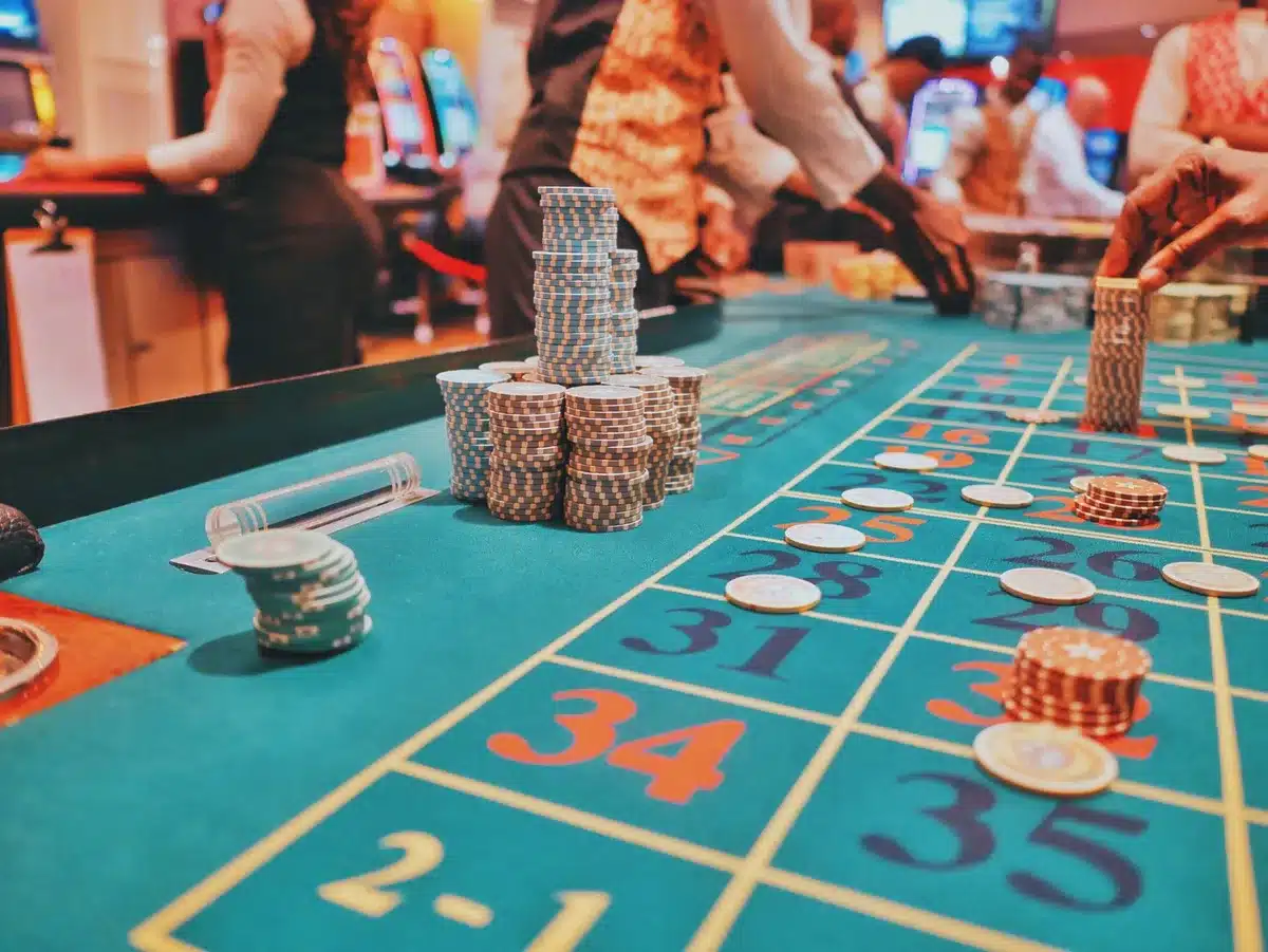 Croupier en direct distribuant des cartes à une table de casino professionnelle