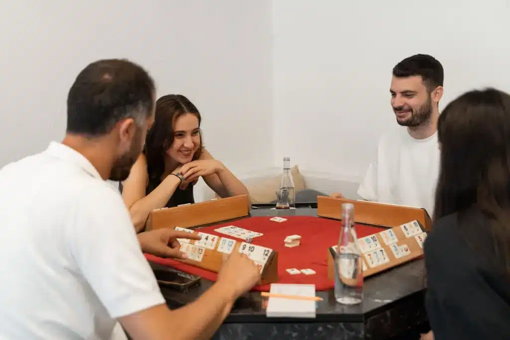 Un groupe de personnes partageant une activité commune dans une ambiance chaleureuse et conviviale