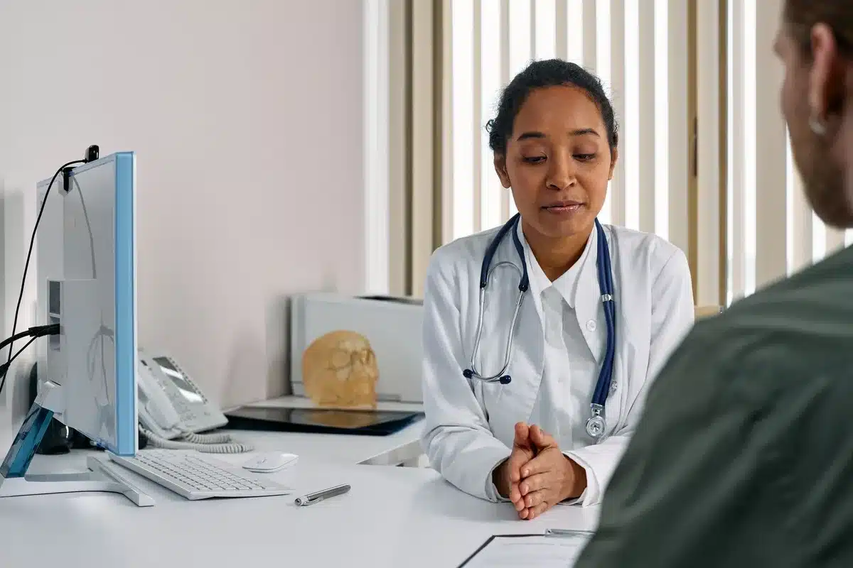 Consultation médicale avec un professionnel de santé pour discuter des compléments alimentaires