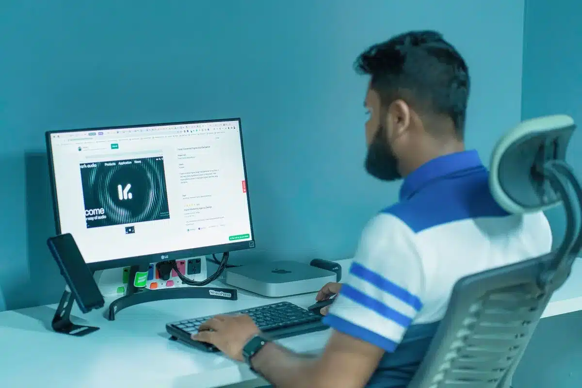 Poste de travail ergonomique avec écran bien positionné