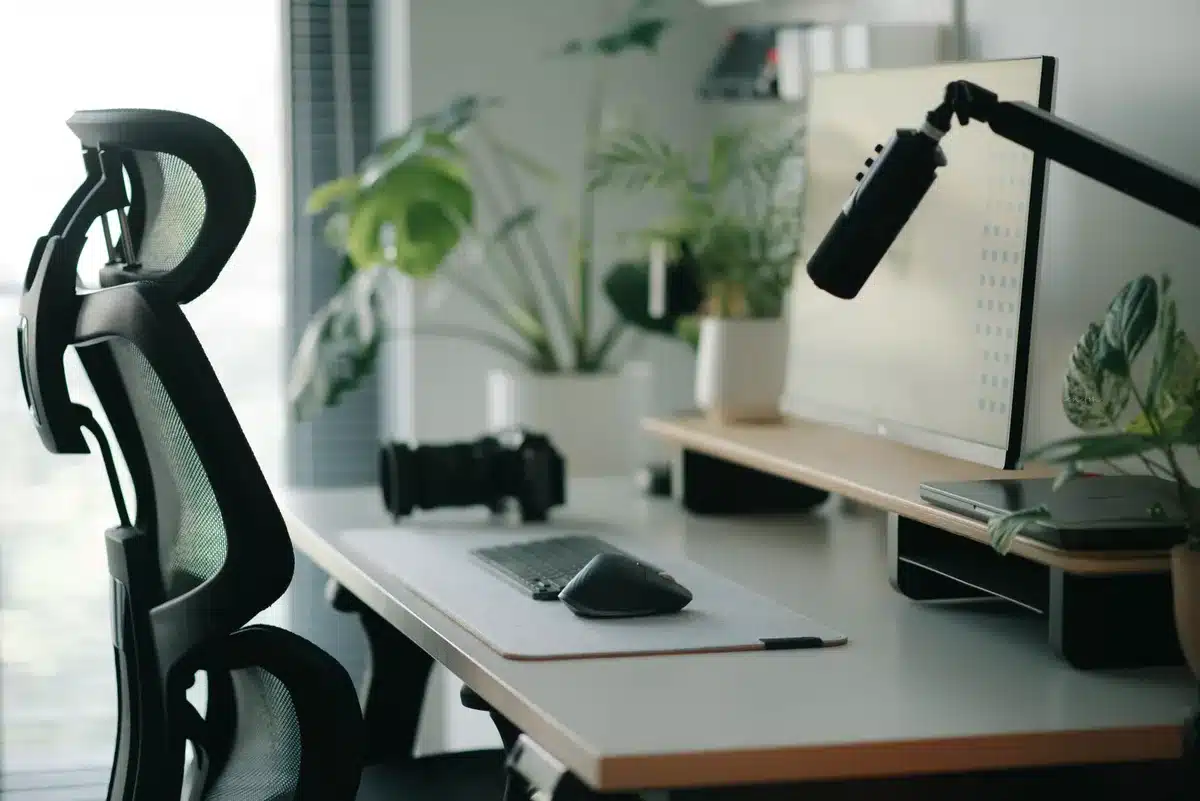 Poste de travail ergonomique avec écran à hauteur des yeux et posture correcte