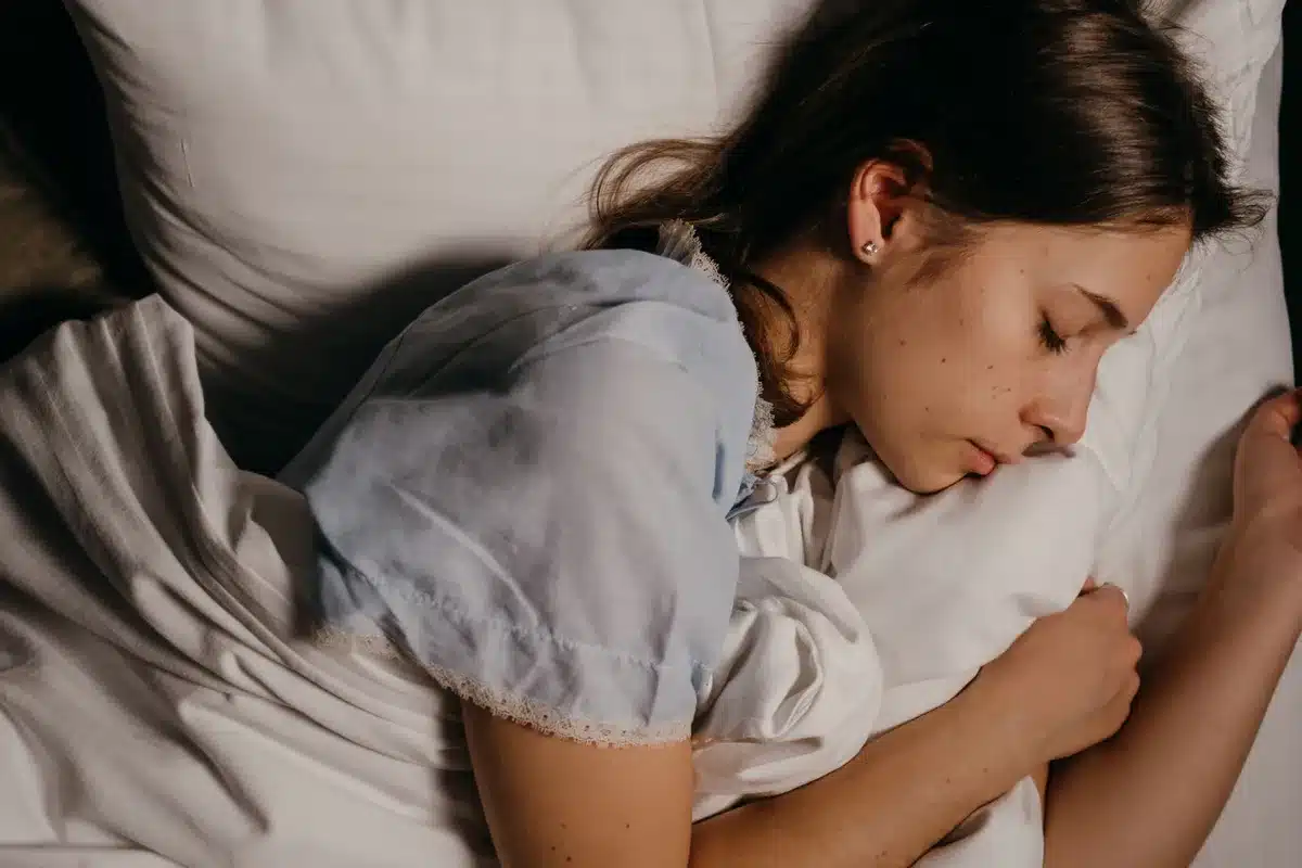 Personne dormant paisiblement dans un lit bien reposant.