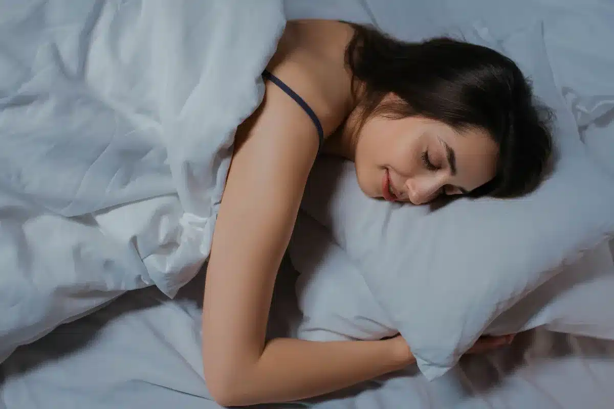 Personne dormant paisiblement dans une chambre calme et sombre