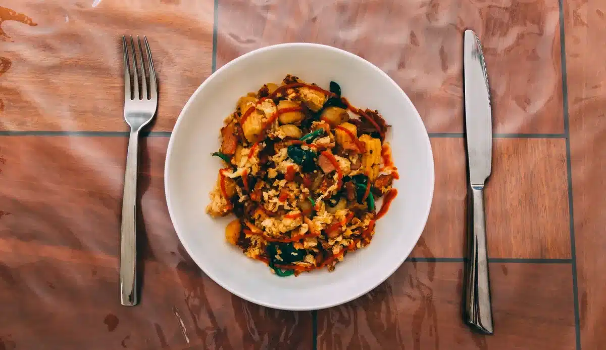 Assiette équilibrée avec légumes colorés, protéines et grains complets pour stabiliser la glycémie