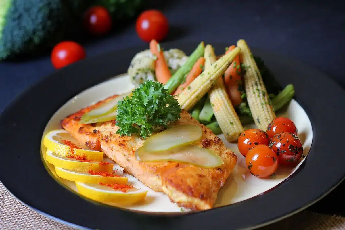 Assiette équilibrée contenant protéines, légumes et fibres pour prolonger la satiété