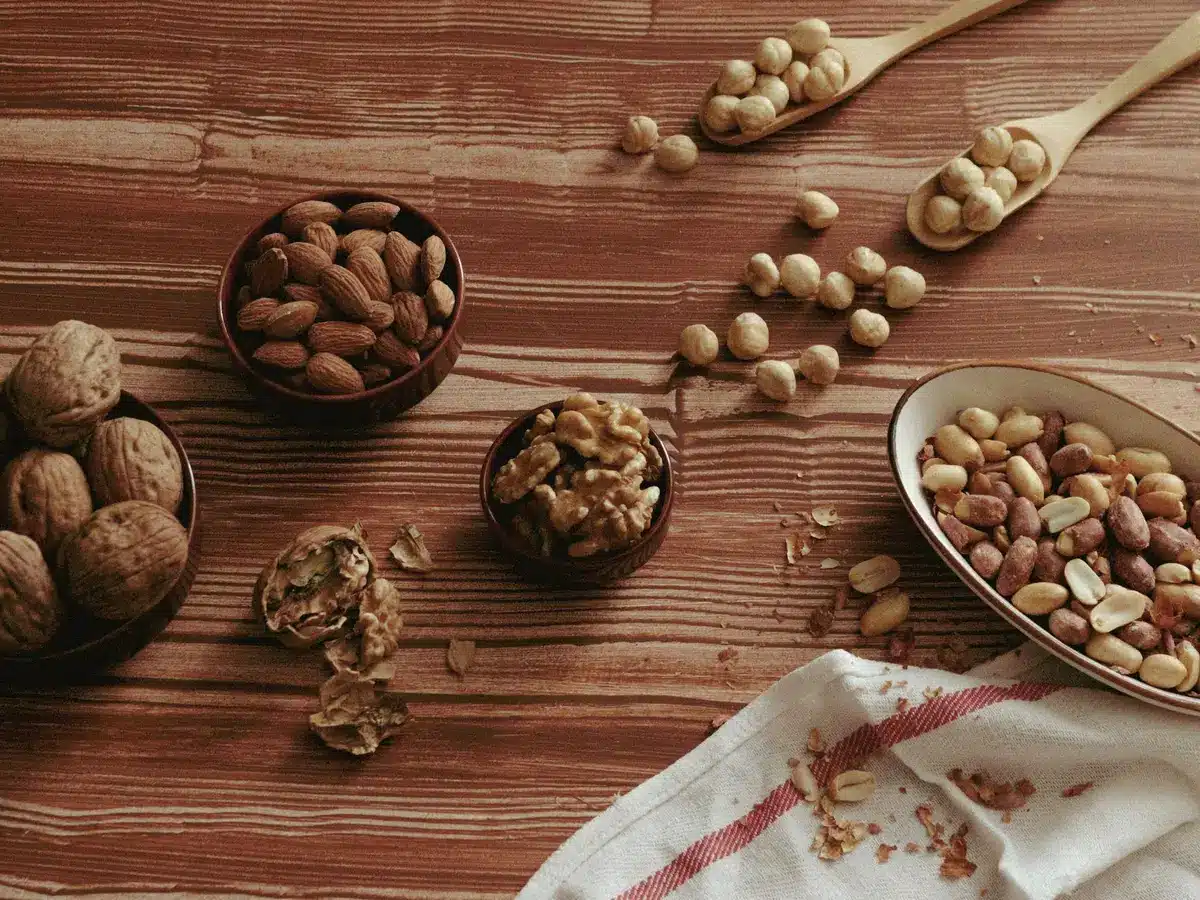 Assiette de collations saines combinant protéines, légumes frais et oléagineux sur un plan de travail de cuisine