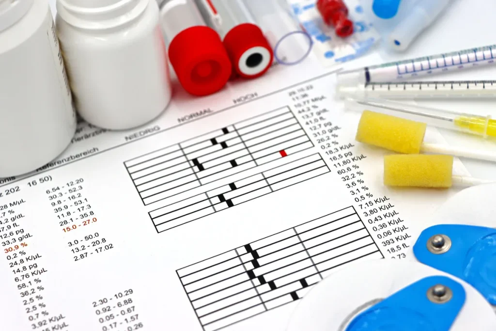 Main gantée prélevant un échantillon pour un test sanguin dans un laboratoire médical
