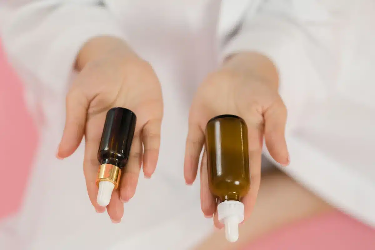 Flacons d'huile de nigelle destinés à différents usages cosmétique et alimentaire