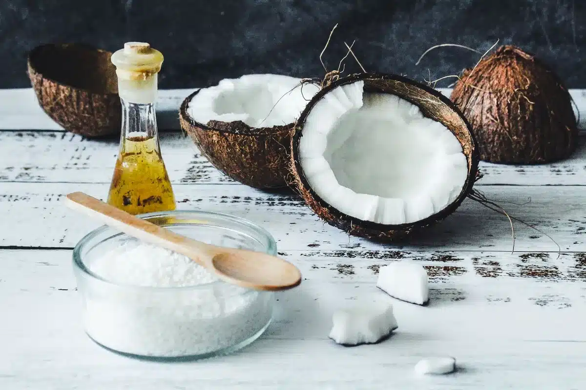 Différentes huiles végétales : huile de coco, ricin et autres huiles naturelles en flacons