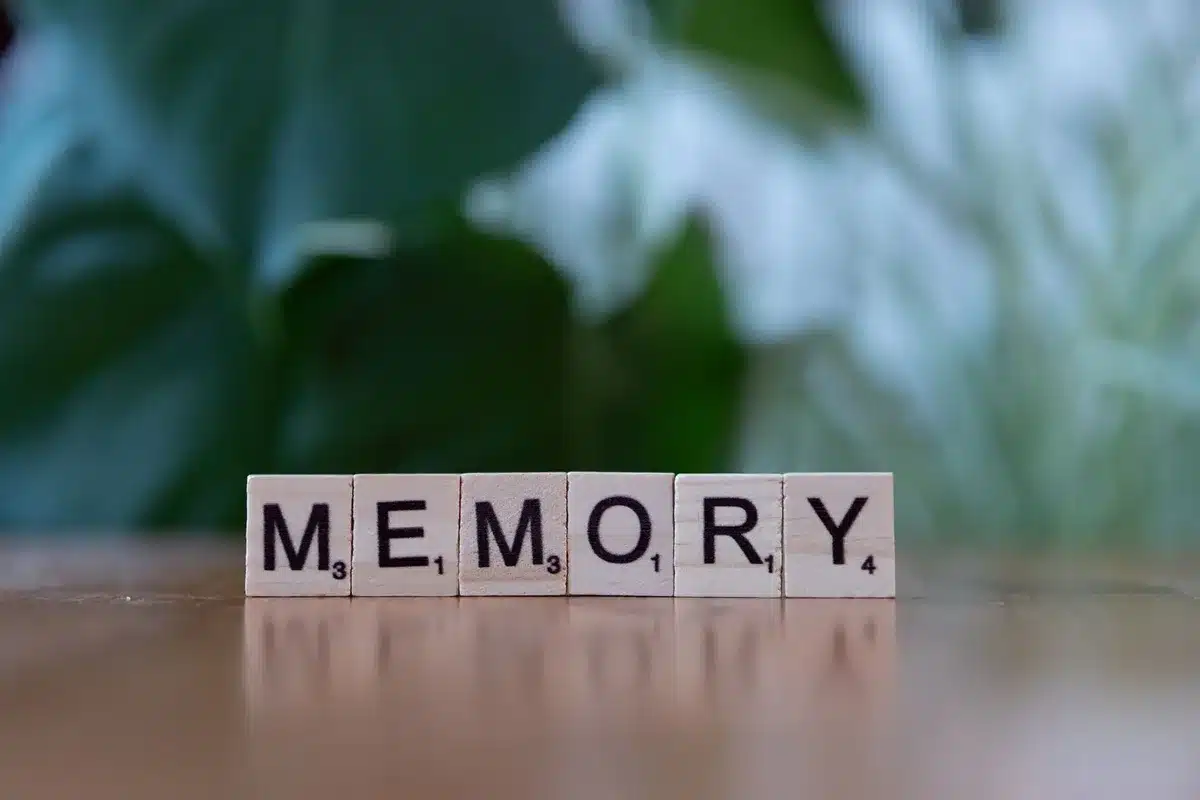 Joueur concentré mémorisant les positions et combinaisons de tuiles de mahjong