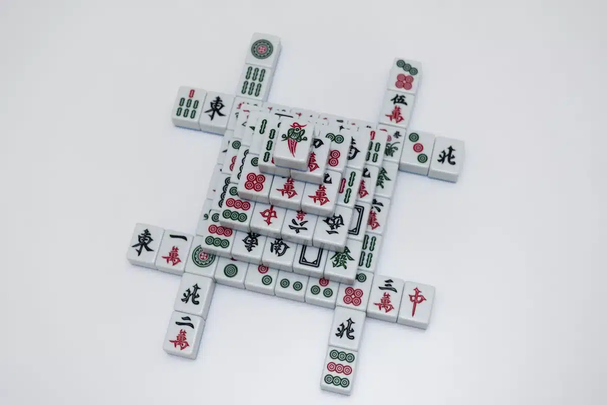 Tuiles de mahjong montrant les trois familles numérotées : bambous, cercles et caractères