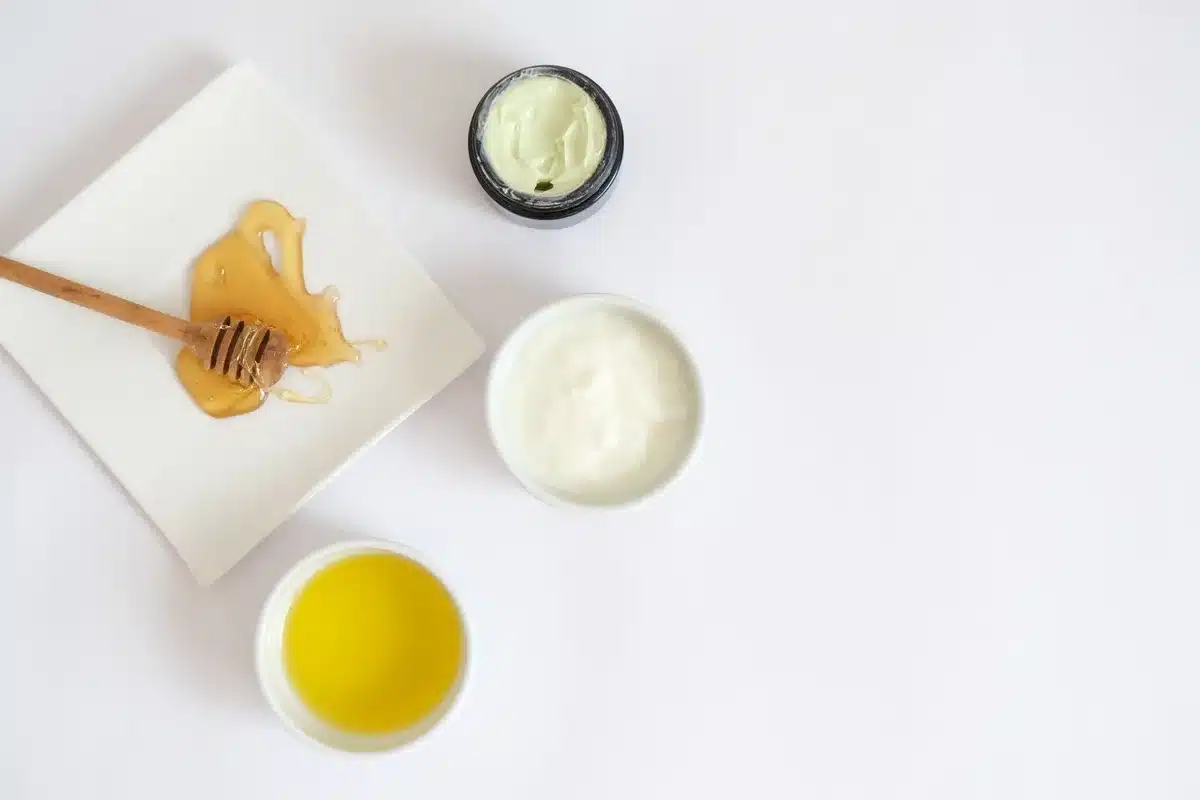 Poudre d'amande, huile végétale et miel pour un masque nourrissant