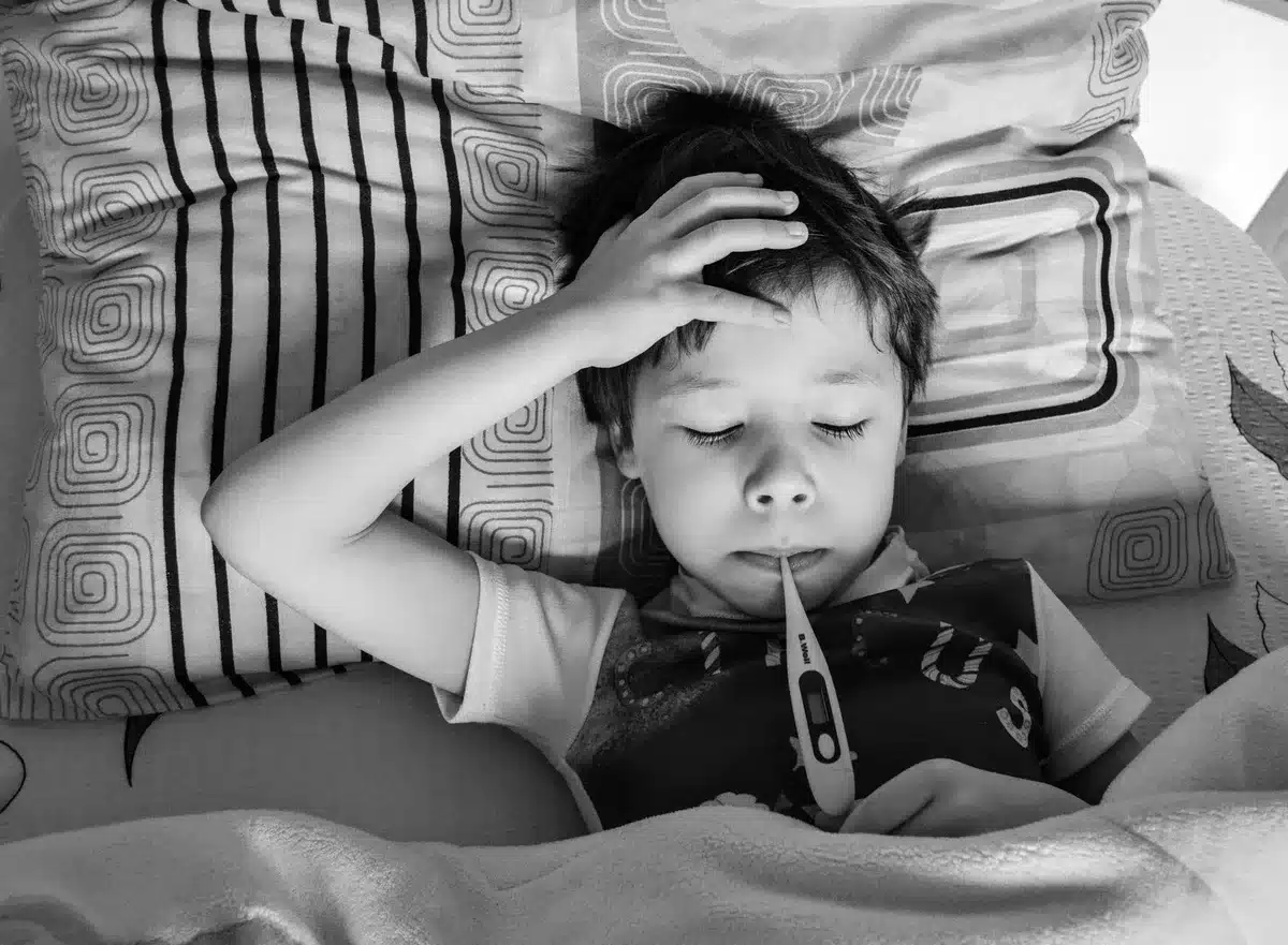 Enfant se tenant l'oreille avec une expression de douleur