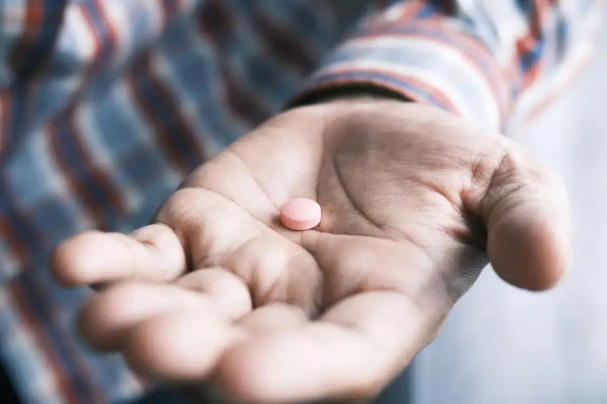 Enfant recevant un traitement antalgique pour soulager la douleur
