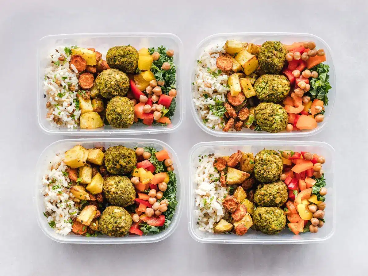 Repas équilibré avec légumes, protéines et bons lipides