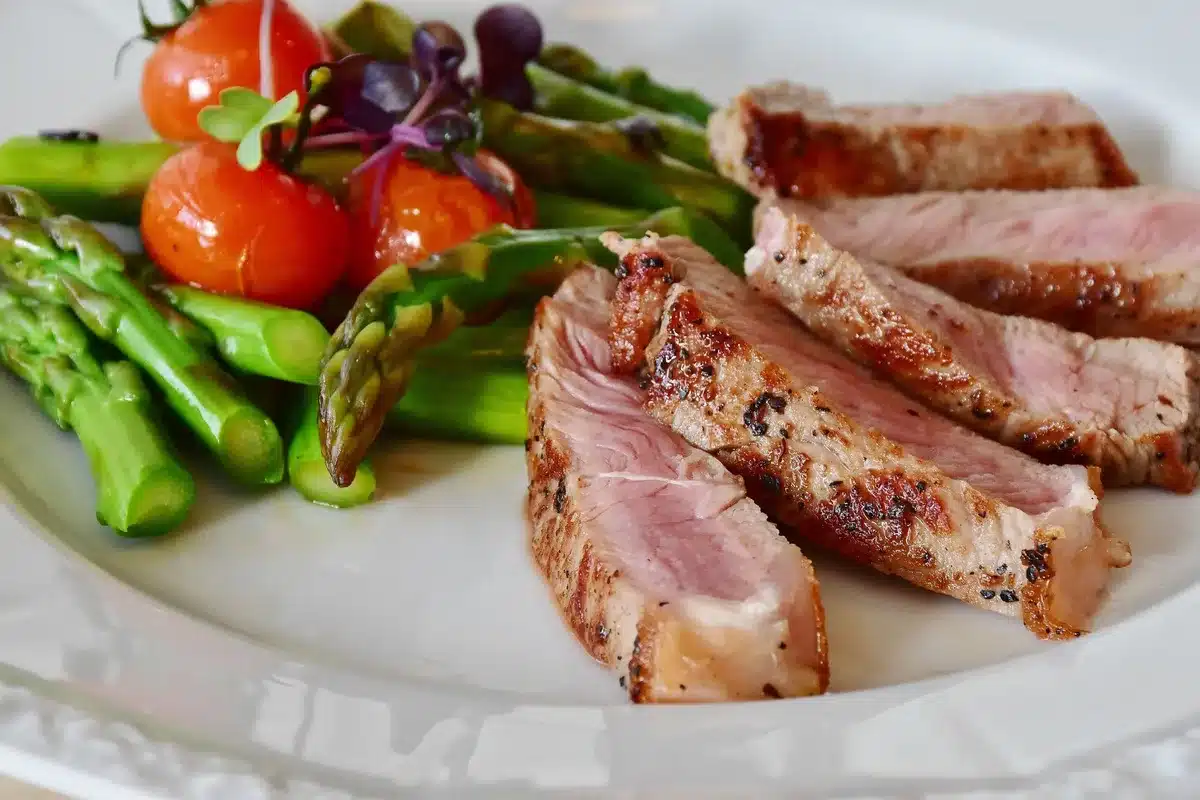 Assiette équilibrée avec légumes, céréales complètes et protéines sur une table
