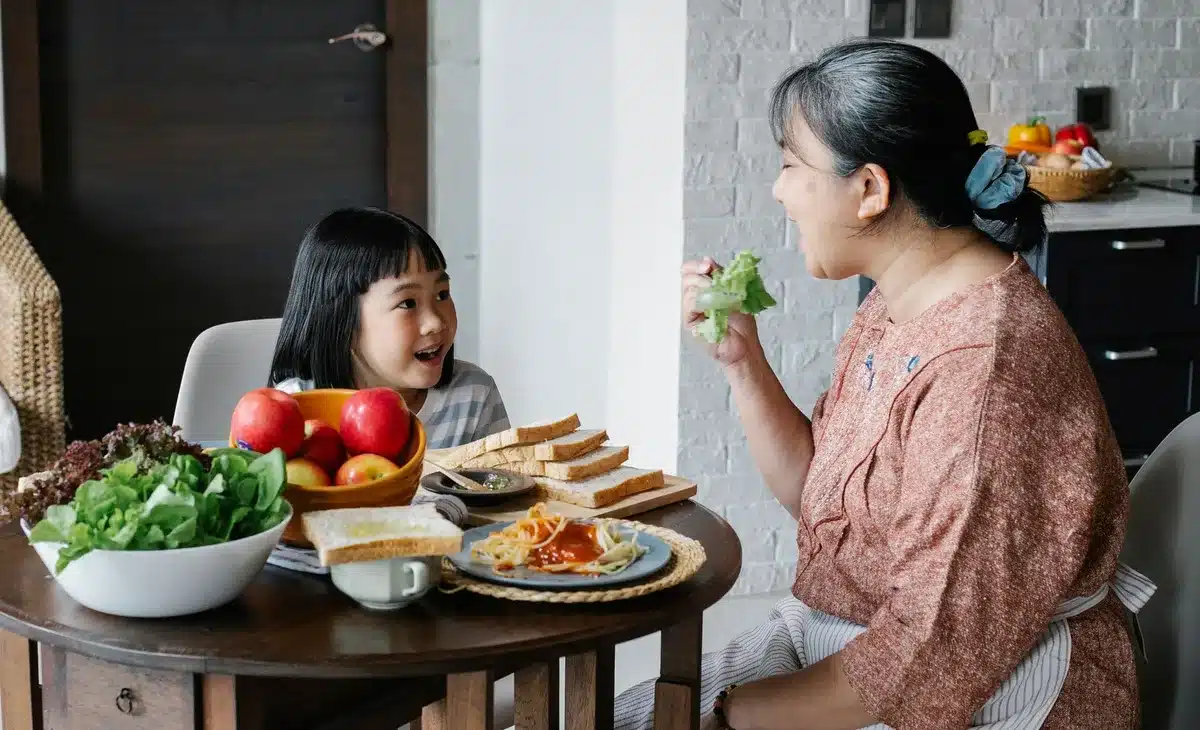 Assiette équilibrée avec légumes variés, fruits et protéines pour un régime diabétique adapté