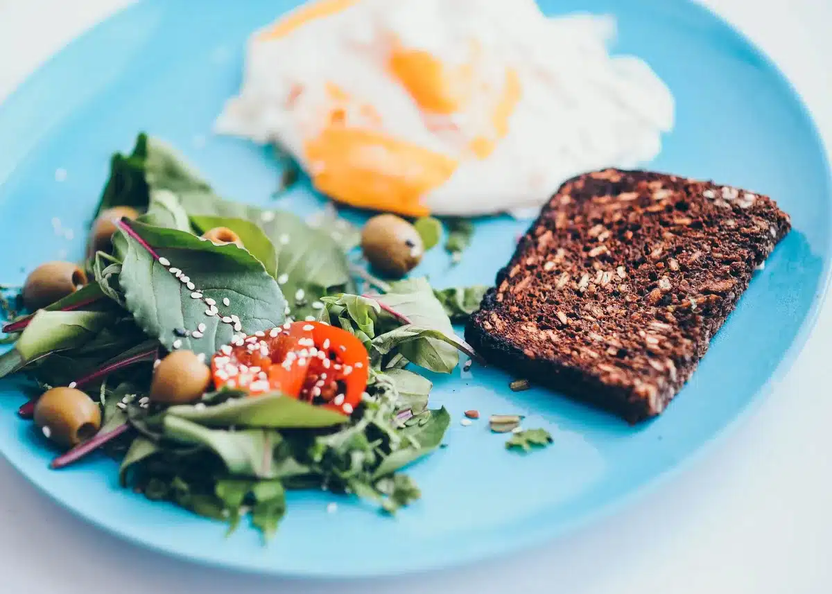 Assiette équilibrée avec fibres, protéines et légumes colorés