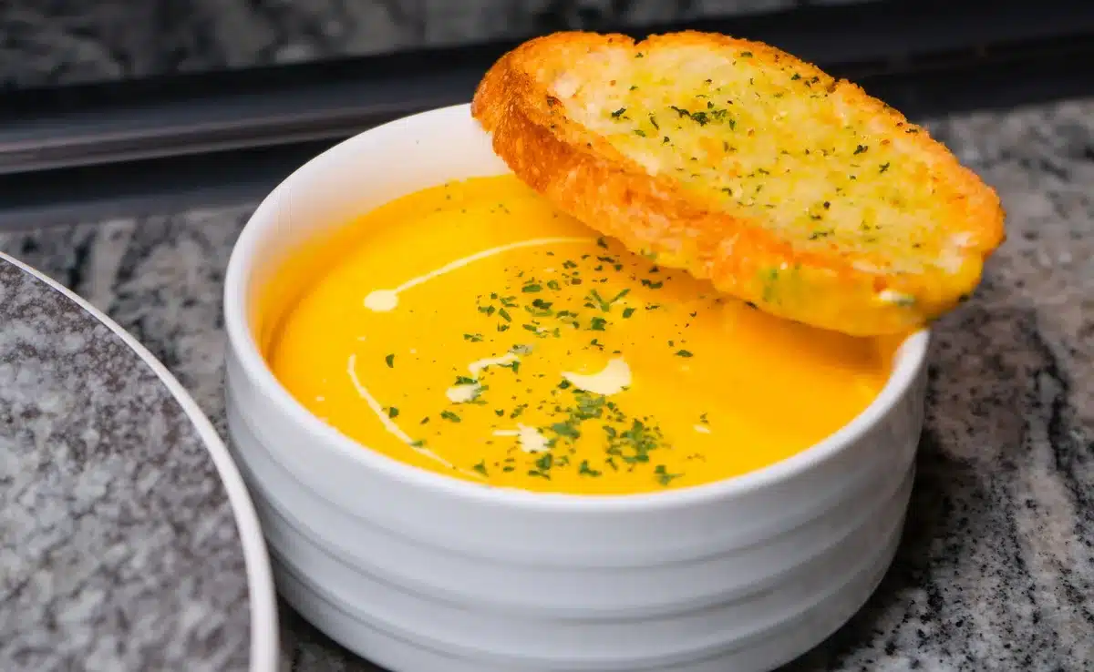 Bol de soupe nutritive facile à manger pour les seniors