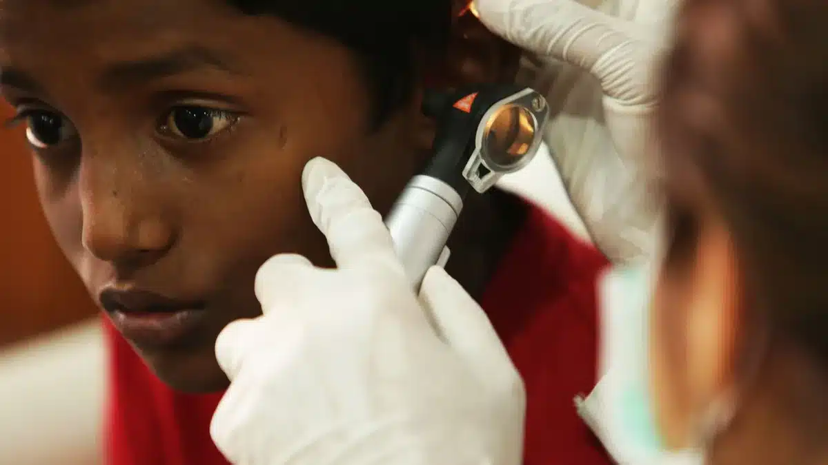 Enfant lors d'un test auditif avec un audiologiste