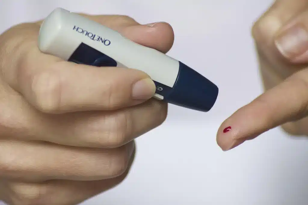 Résultats d'analyse de sang avec valeurs de cholestérol examinés lors d'une consultation médicale