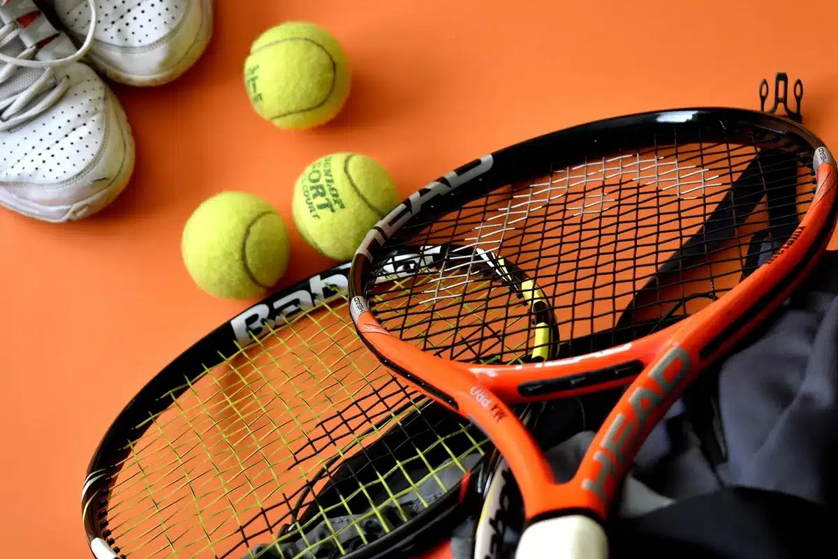 Raquette de tennis, chaussures de sport et accessoires adaptés aux seniors