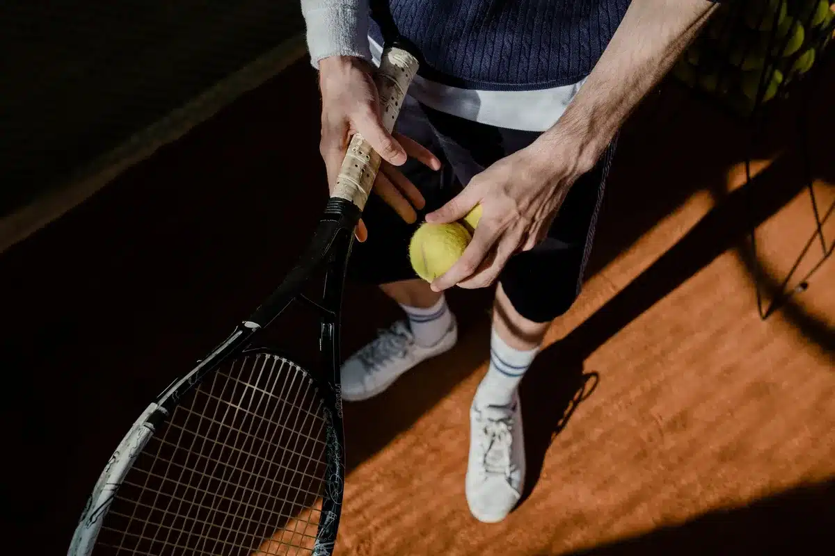 Équipement de tennis adapté aux seniors : raquette légère, chaussures de sport et balles.
