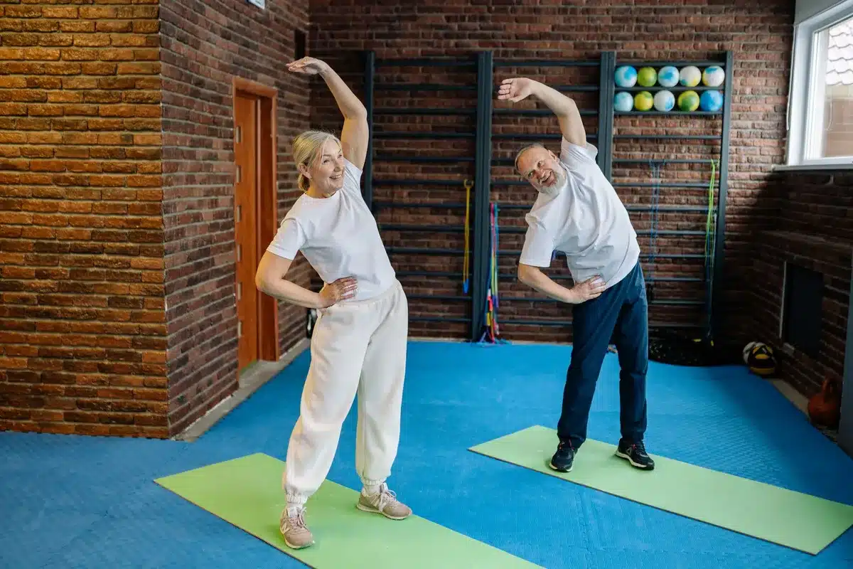 Personne âgée effectuant des étirements et mouvements d'échauffement avant le sport.