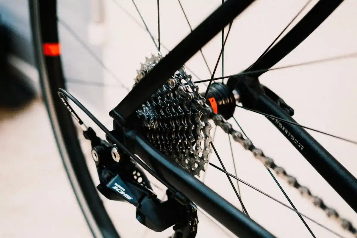 Entretien régulier d'un vélo électrique, nettoyage de la chaîne