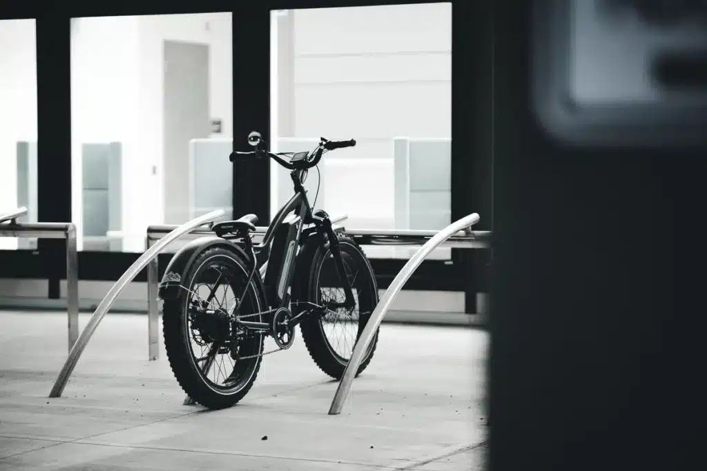 Cycliste sur vélo électrique naviguant dans une rue urbaine calme