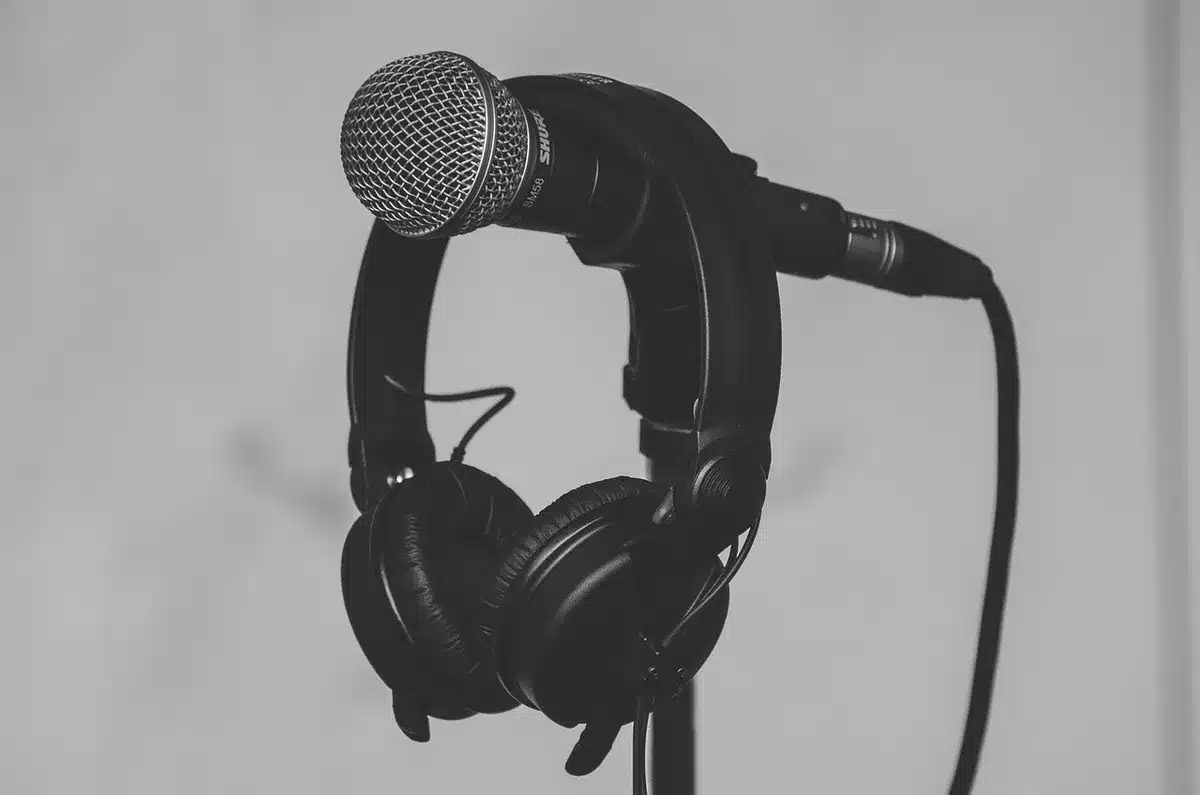 Schéma simple montrant un microphone, un circuit et un écouteur