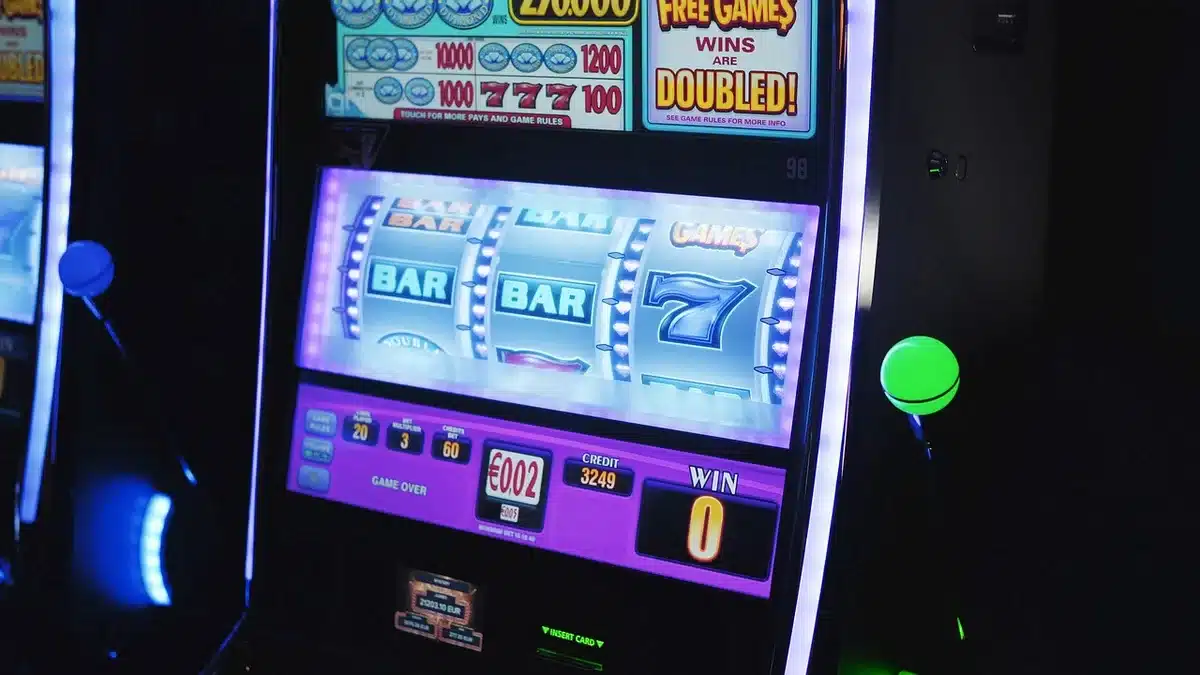 Jetons de casino, machine à sous et calculatrice pour illustrer le calcul du wagering