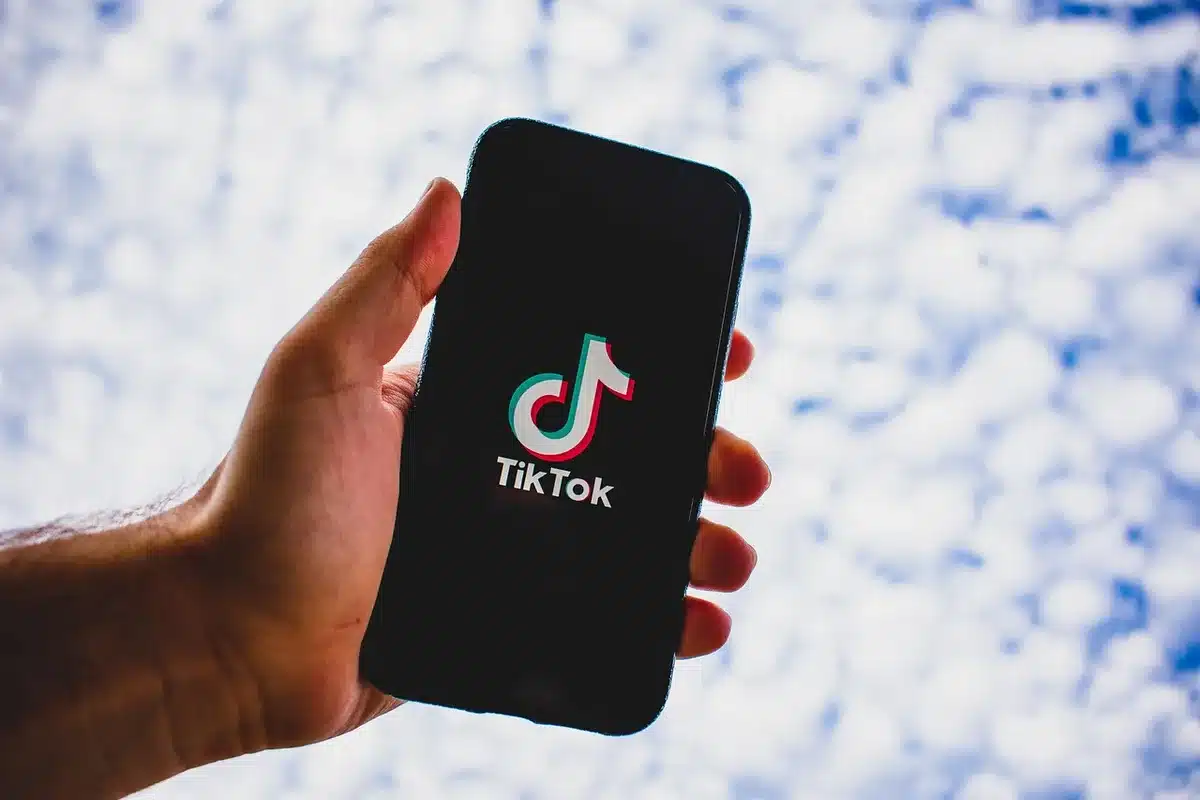 Écran de smartphone avec dossier d'applications de voyage organisé