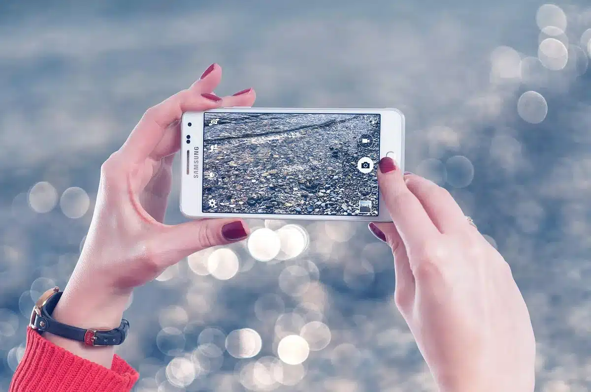 Smartphone affichant une carte hors ligne sur une table