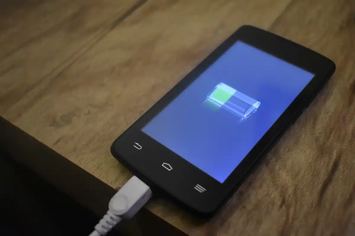 Téléphone en mode économie d'énergie posé près d'accessoires de voyage