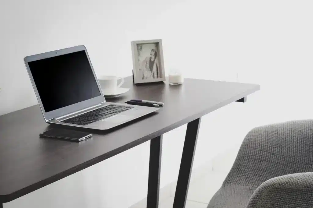Bureau de préparation de voyage avec carte, téléphone et documents