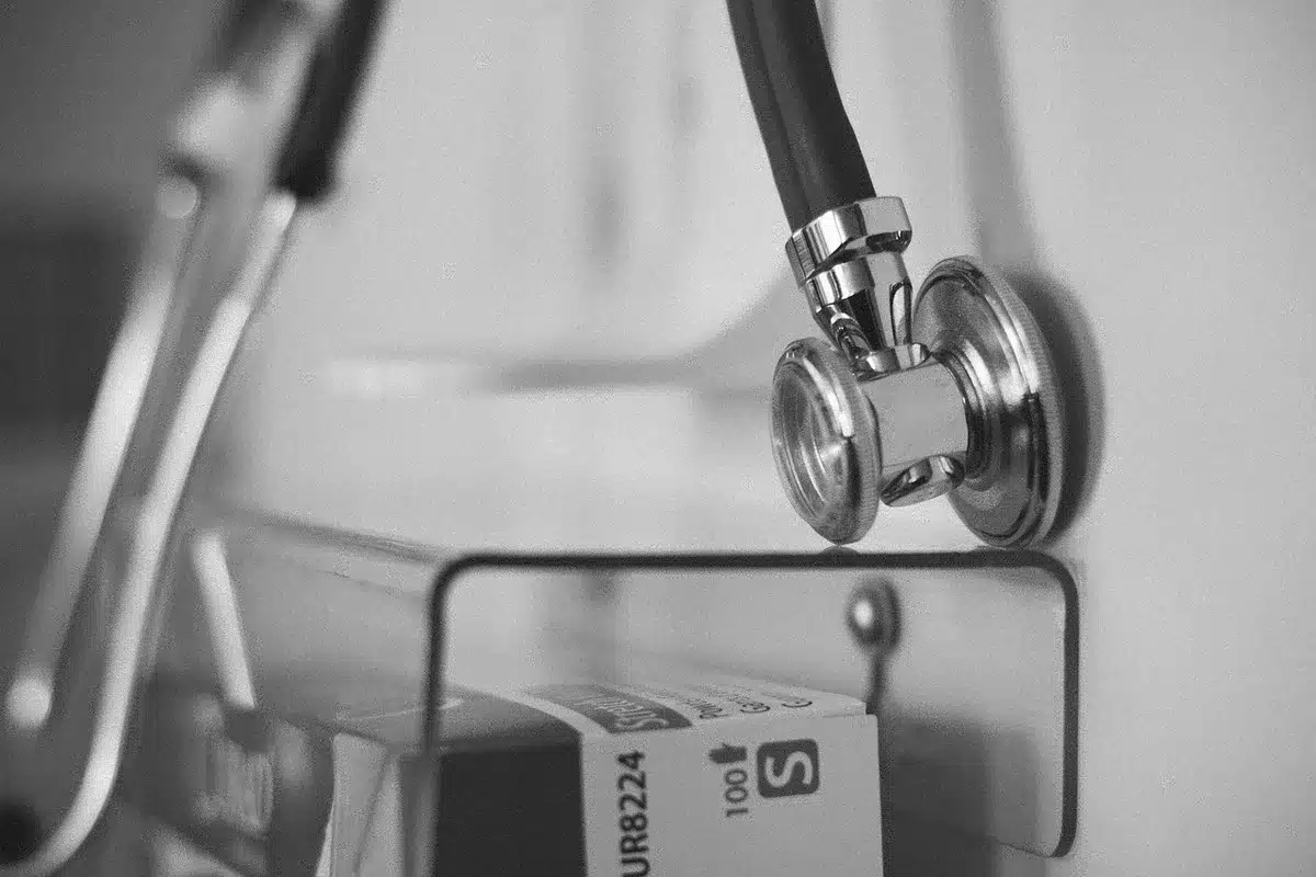 Examen du conduit auditif à l'otoscope par un professionnel de santé
