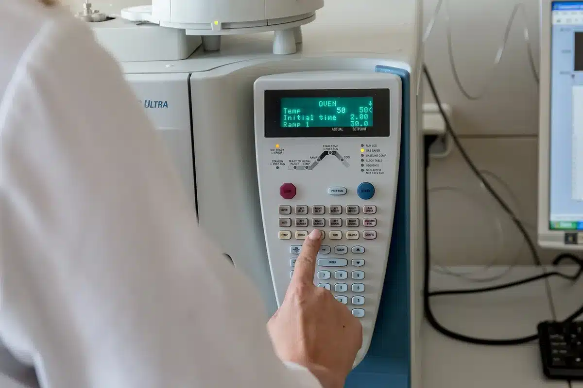 Personne effectuant un test auditif en cabine insonorisée avec un audiomètre