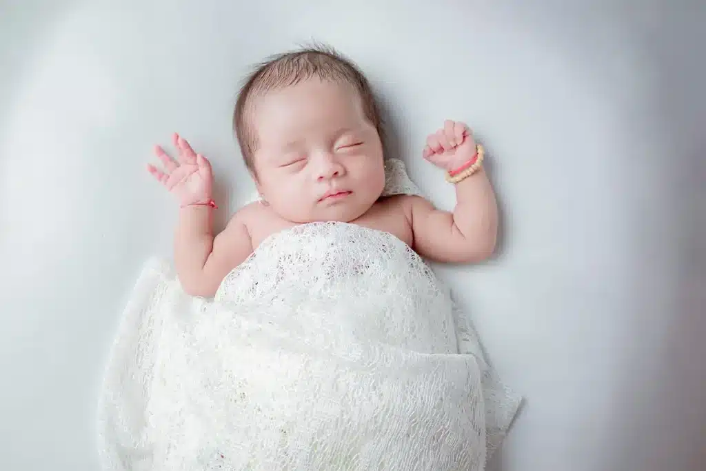 Personne dormant paisiblement dans un lit, illustrant l'effet apaisant du bruit blanc pour favoriser le sommeil.