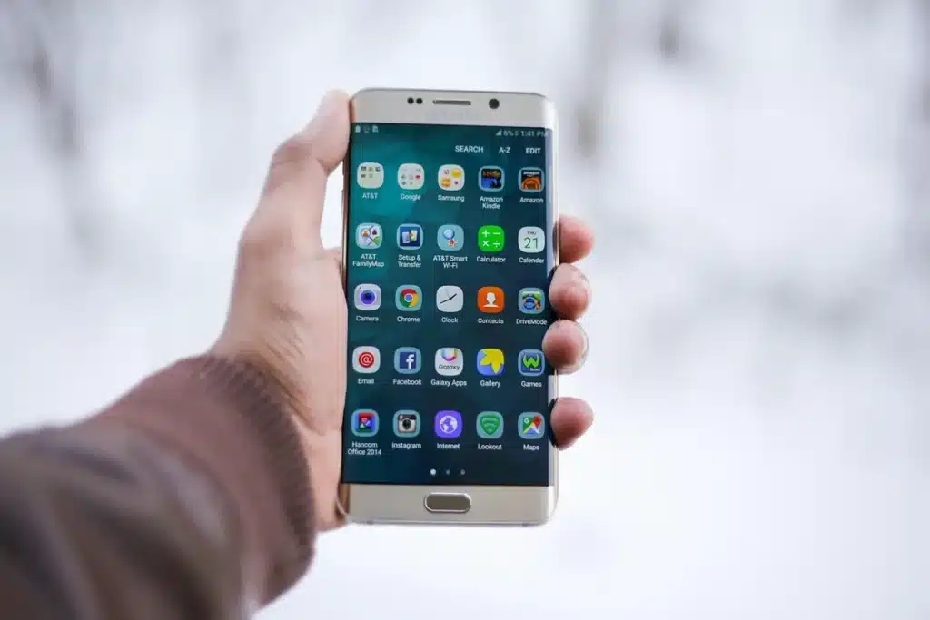 Smartphone affichant une application de casino floue sur un bureau en plein jour